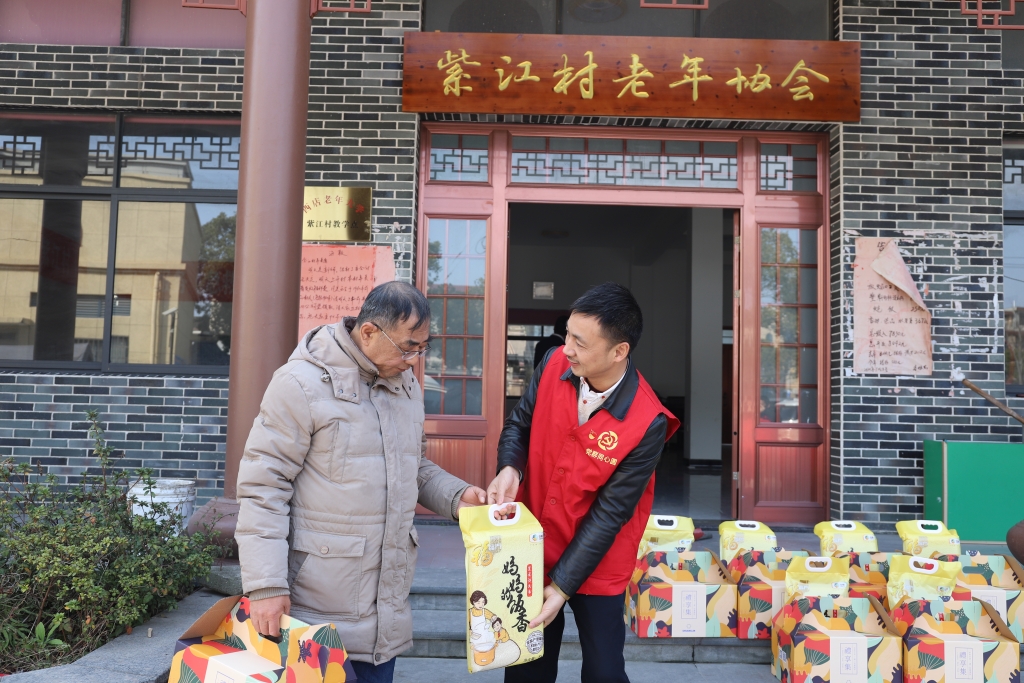 暖春意，敬老情-口袋德州官网多年对峙慰问孤寡老人